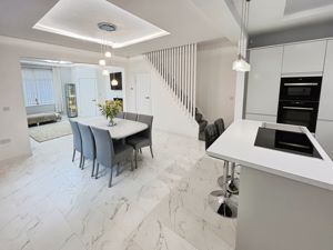 Kitchen dining area- click for photo gallery